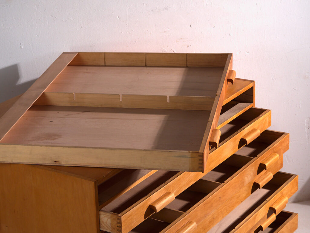 Cajonera de planos antigua en madera de haya – Europa central, circa 1960