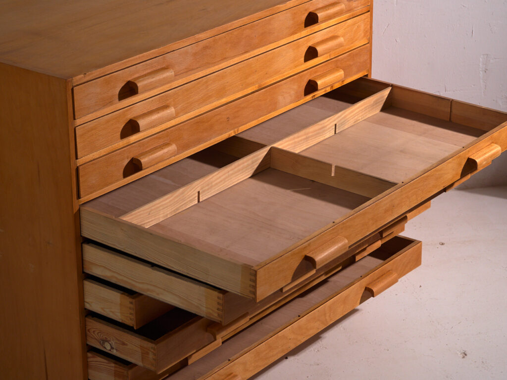 Cajonera de planos antigua en madera de haya – Europa central, circa 1960