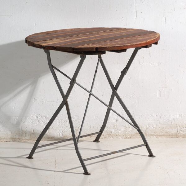 Mesa de jardín plegable antigua en madera y hierro – Europa central, circa 1950