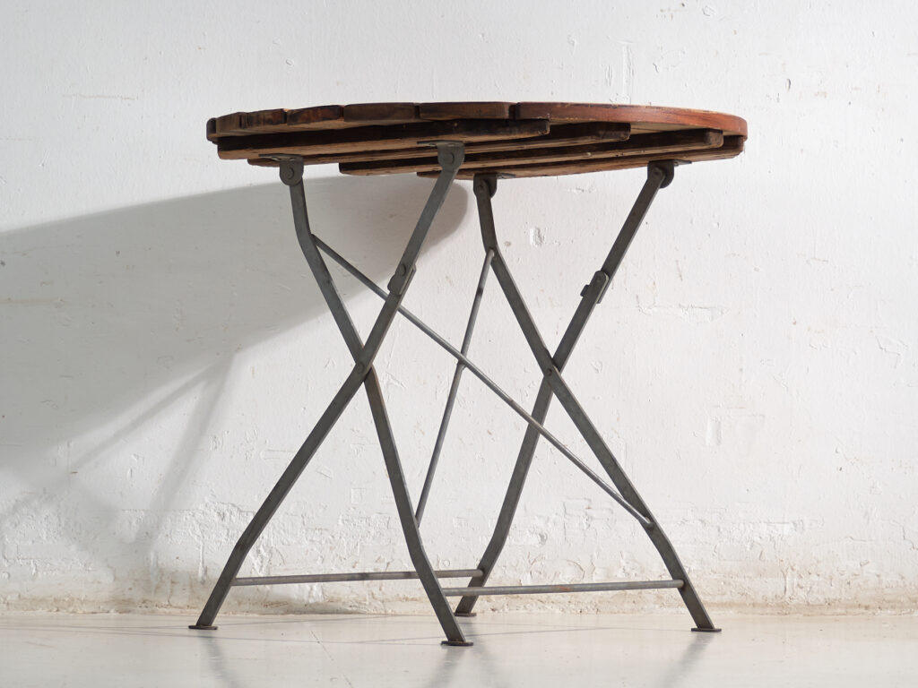 Mesa de jardín plegable antigua en madera y hierro – Europa central, circa 1950