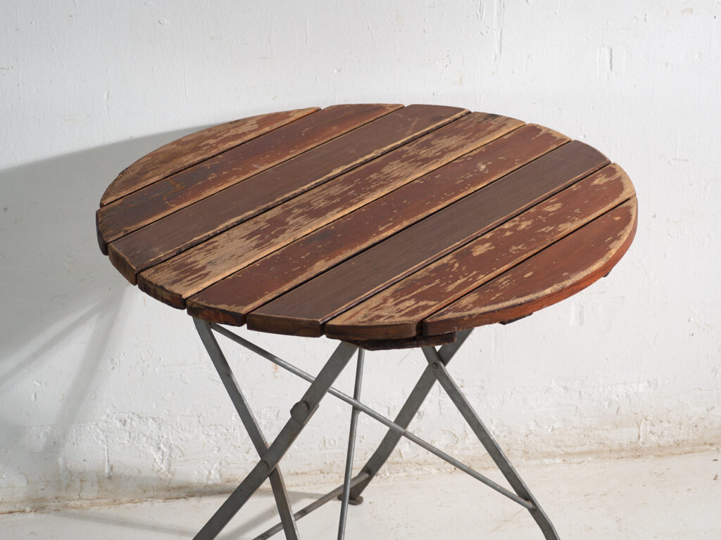 Mesa de jardín plegable antigua en madera y hierro – Europa central, circa 1950