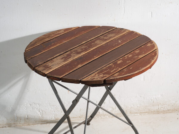 Mesa de jardín plegable antigua en madera y hierro – Europa central, circa 1950