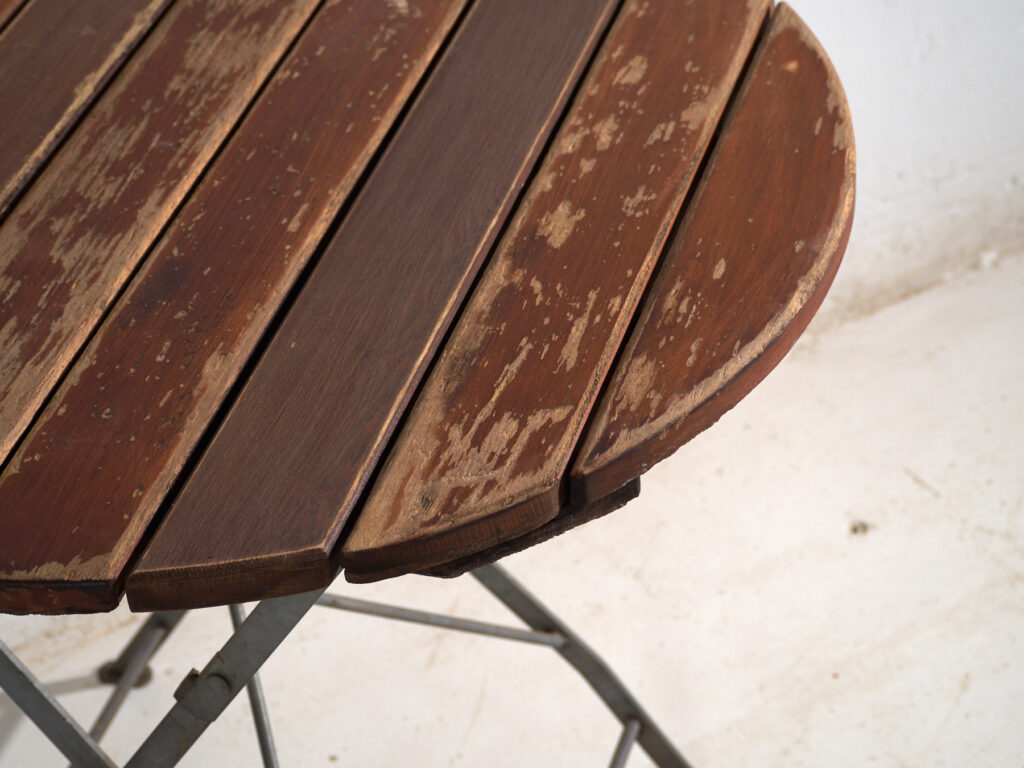 Mesa de jardín plegable antigua en madera y hierro – Europa central, circa 1950