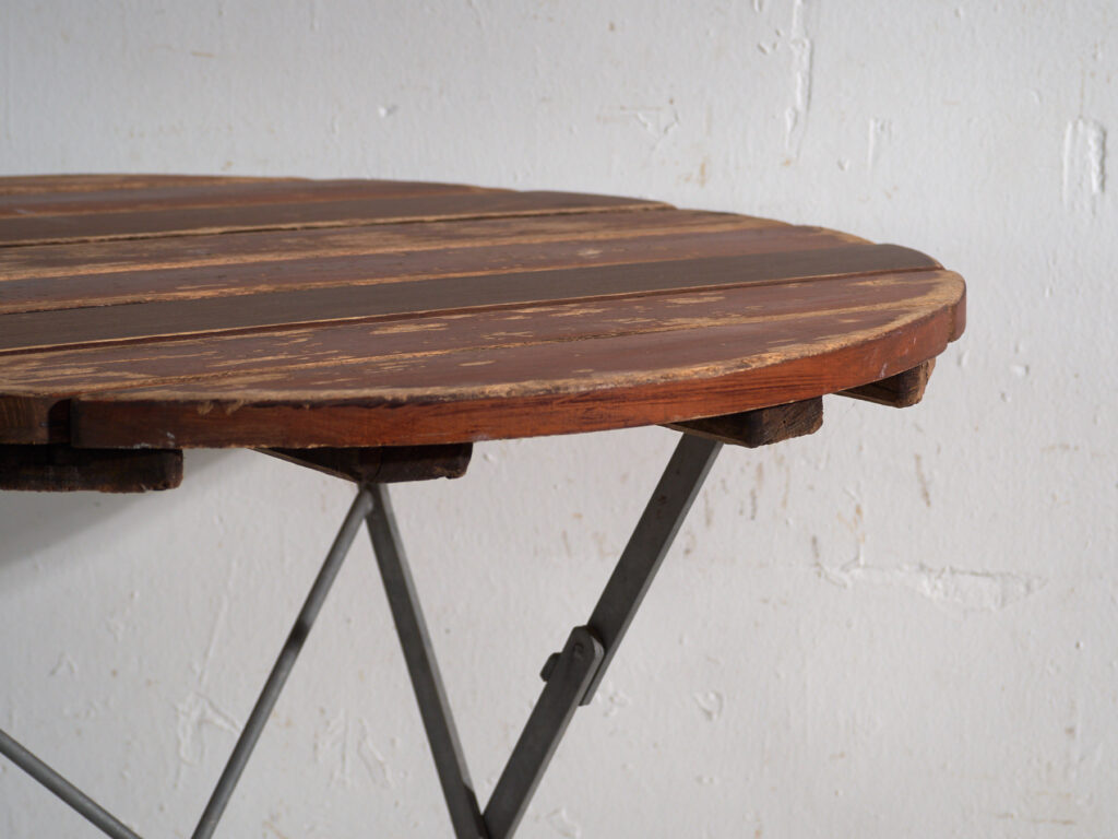 Mesa de jardín plegable antigua en madera y hierro – Europa central, circa 1950