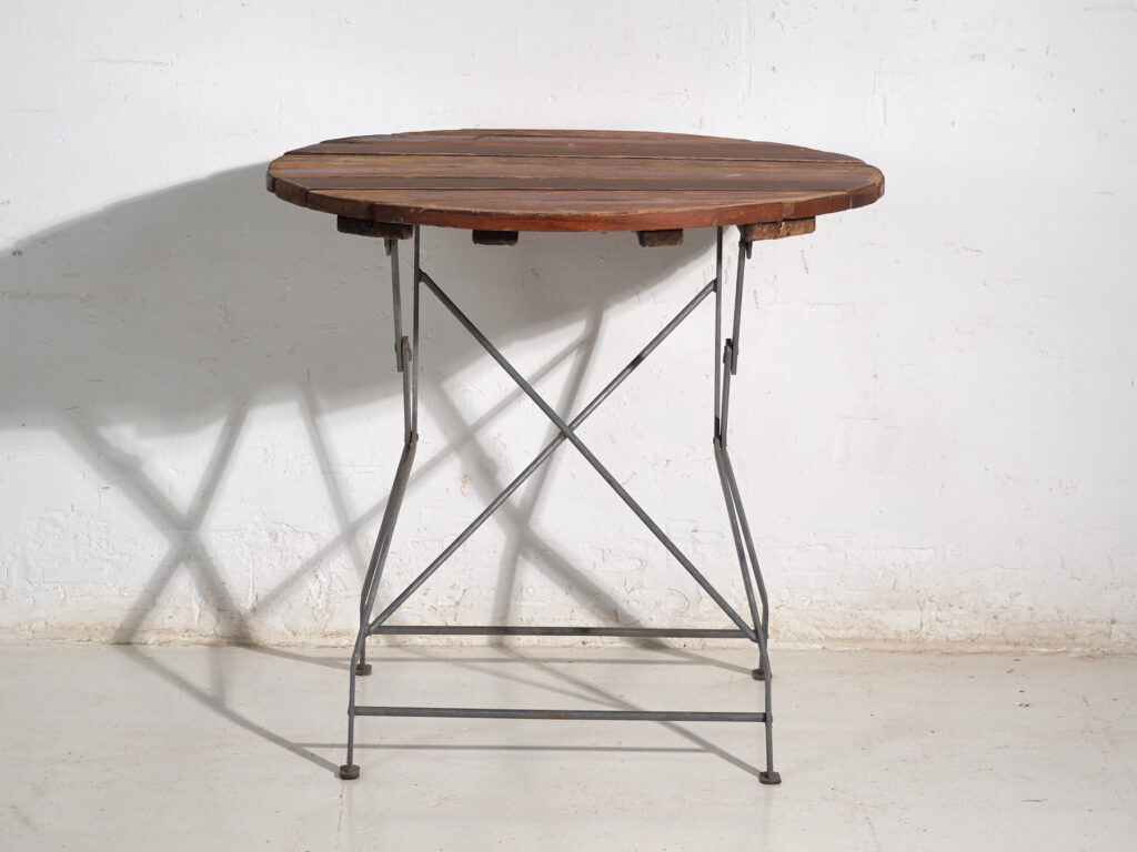 Mesa de jardín plegable antigua en madera y hierro – Europa central, circa 1950