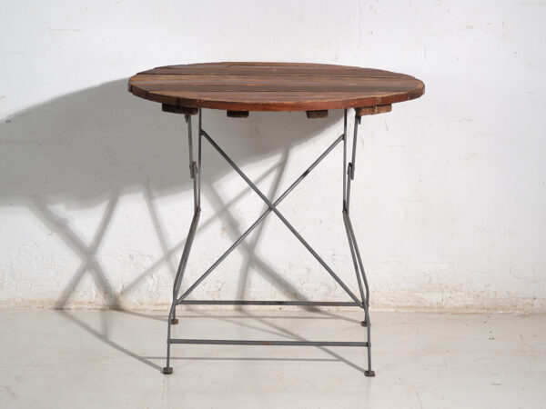 Mesa de jardín plegable antigua en madera y hierro – Europa central, circa 1950