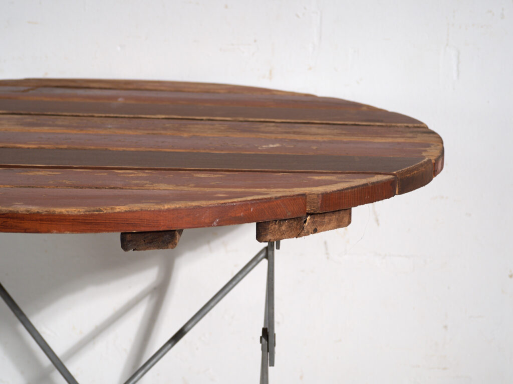 Mesa de jardín plegable antigua en madera y hierro – Europa central, circa 1950