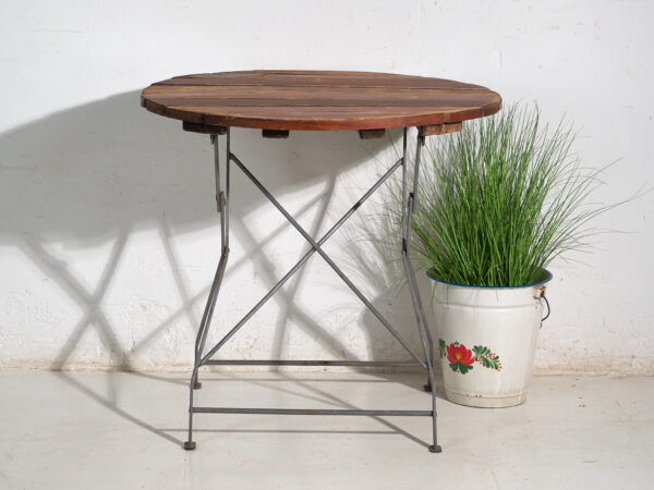 Mesa de jardín plegable antigua en madera y hierro – Europa central, circa 1950