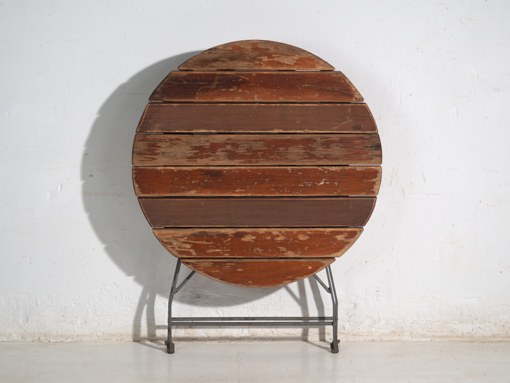 Mesa de jardín plegable antigua en madera y hierro – Europa central, circa 1950