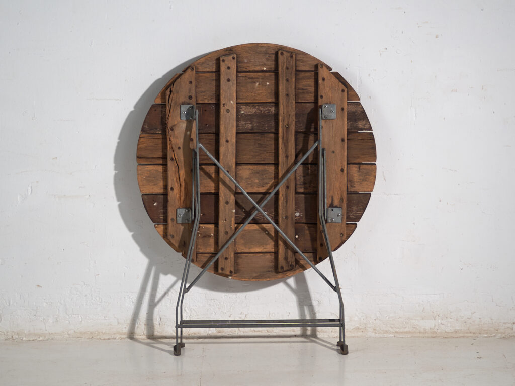 Mesa de jardín plegable antigua en madera y hierro – Europa central, circa 1950