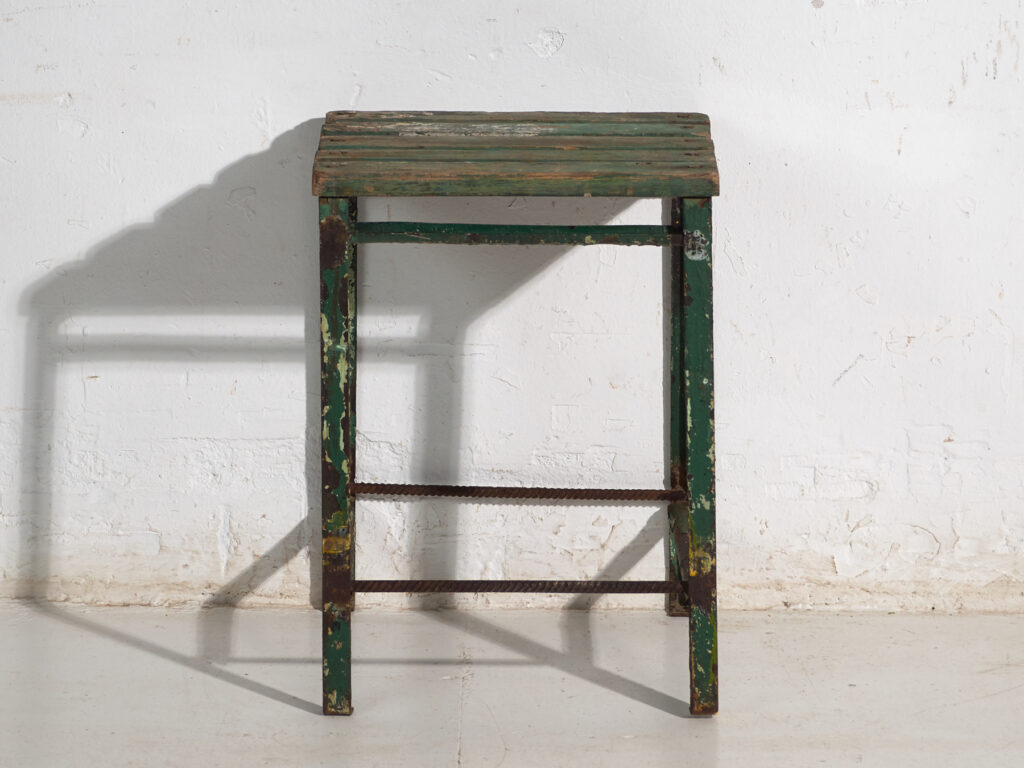 Taburete industrial antiguo en madera de pino y hierro – Europa central, circa 1950