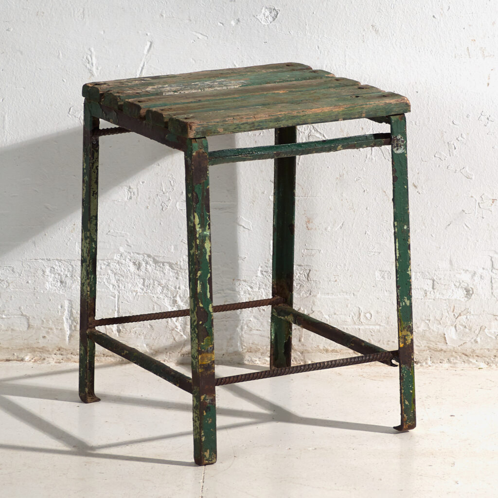 Taburete industrial antiguo en madera de pino y hierro – Europa central, circa 1950