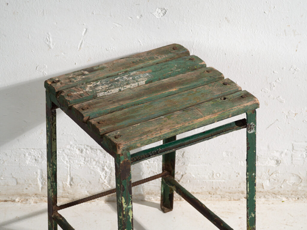 Taburete industrial antiguo en madera de pino y hierro – Europa central, circa 1950