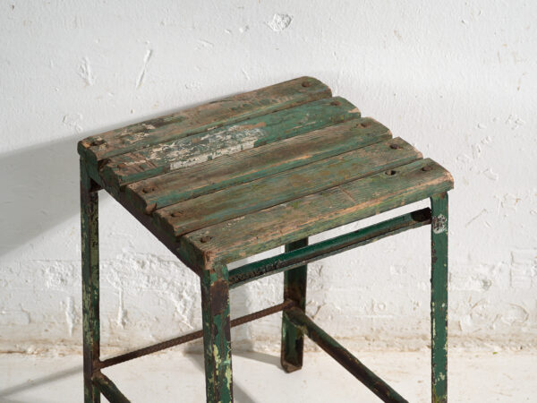 Taburete industrial antiguo en madera de pino y hierro – Europa central, circa 1950