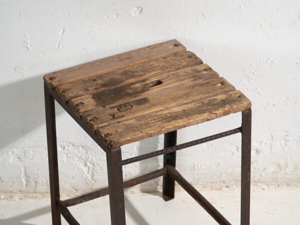 Taburete industrial antiguo en madera de pino y hierro – Europa central, circa 1950