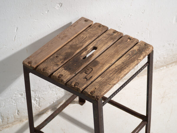 Taburete industrial antiguo en madera de pino y hierro – Europa central, circa 1950
