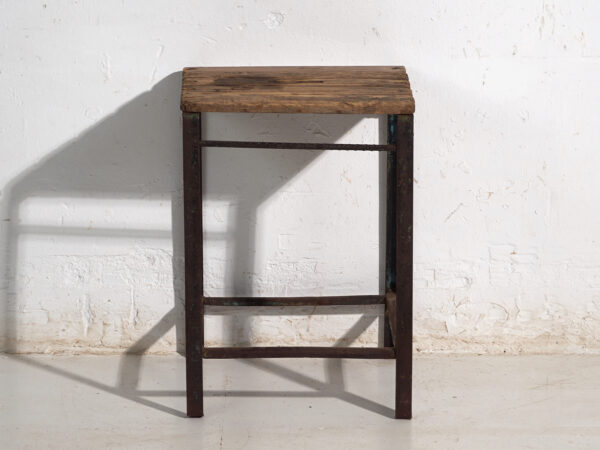 Taburete industrial antiguo en madera de pino y hierro – Europa central, circa 1950