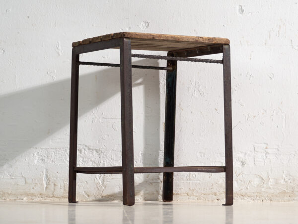 Taburete industrial antiguo en madera de pino y hierro – Europa central, circa 1950