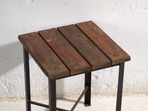 Taburete industrial antiguo en madera de pino y hierro – Europa central, circa 1950