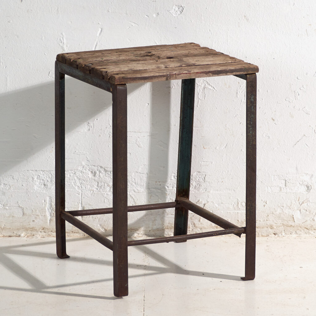 Taburete industrial antiguo en madera de pino y hierro – Europa central, circa 1950