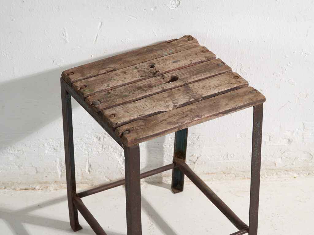 Taburete industrial antiguo en madera de pino y hierro – Europa central, circa 1950