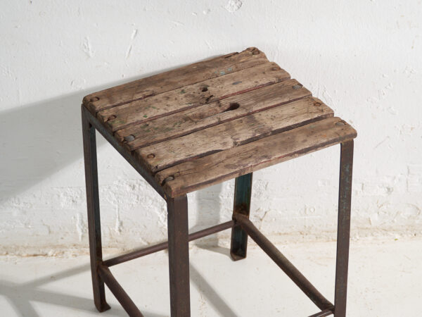 Taburete industrial antiguo en madera de pino y hierro – Europa central, circa 1950