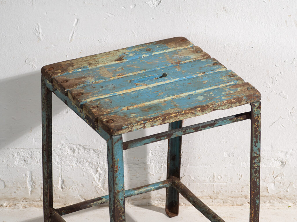 Taburete industrial antiguo en madera de pino y hierro – Europa central, circa 1950