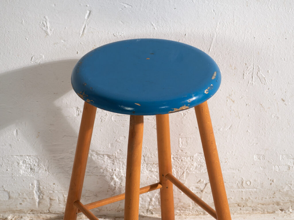 Taburete antiguo de madera con asiento redondo – Europa central, circa 1950