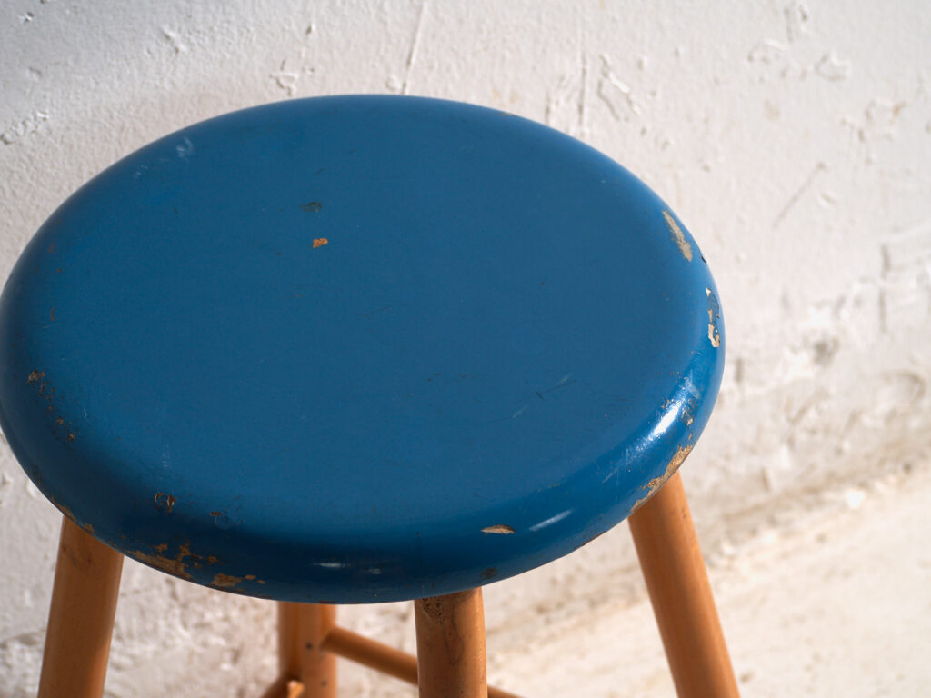 Taburete antiguo de madera con asiento redondo – Europa central, circa 1950