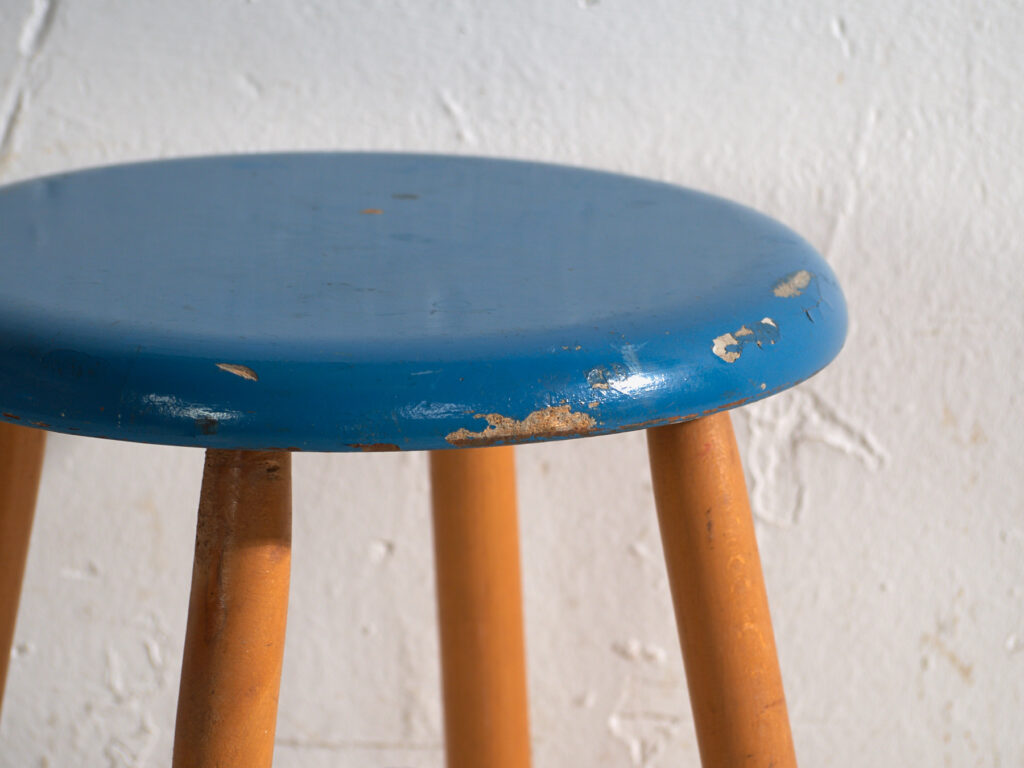 Taburete antiguo de madera con asiento redondo – Europa central, circa 1950