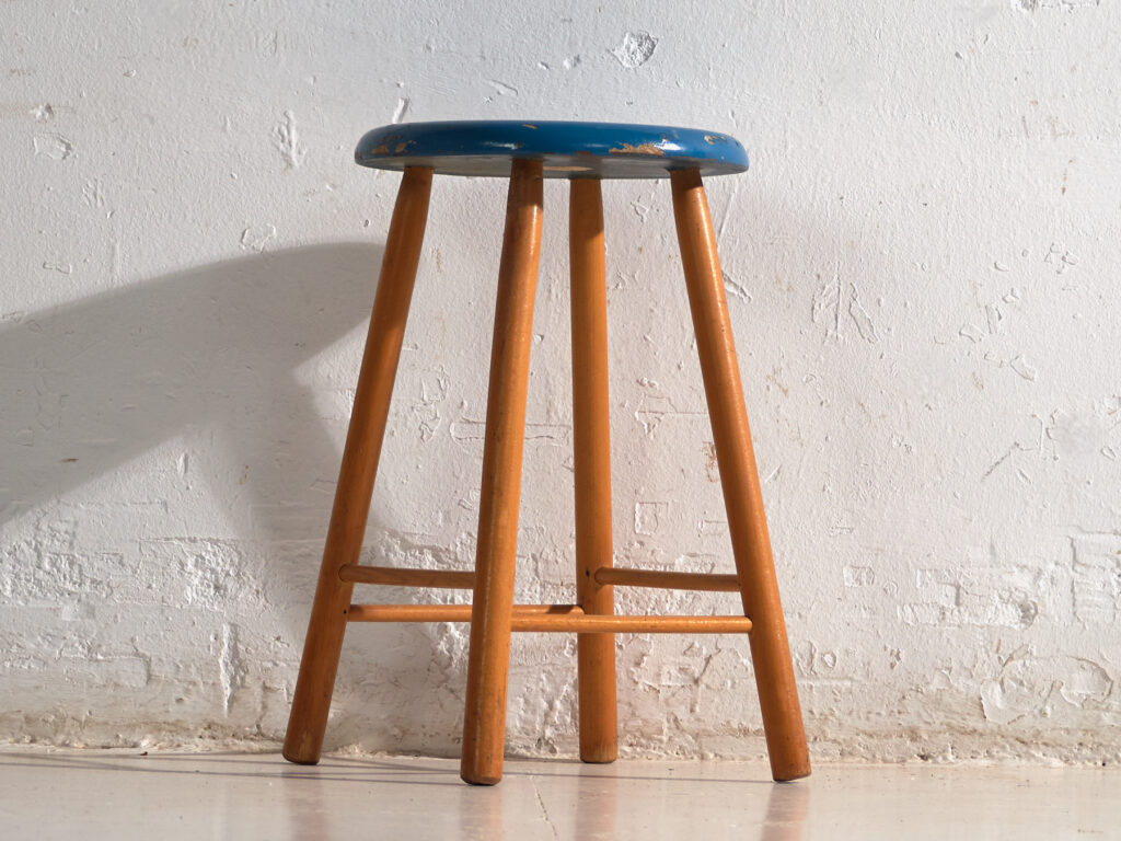 Taburete antiguo de madera con asiento redondo – Europa central, circa 1950