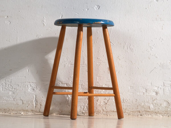 Taburete antiguo de madera con asiento redondo – Europa central, circa 1950