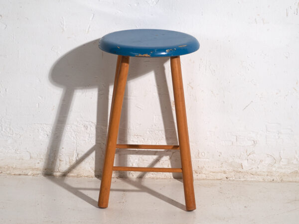 Taburete antiguo de madera con asiento redondo – Europa central, circa 1950