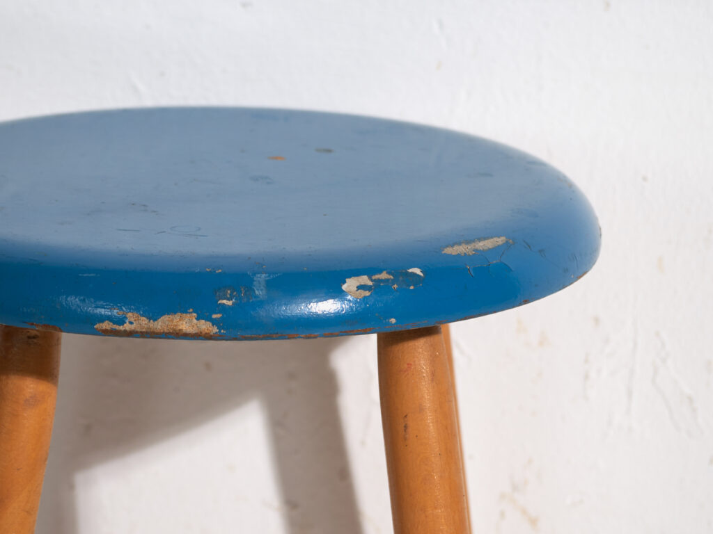 Taburete antiguo de madera con asiento redondo – Europa central, circa 1950