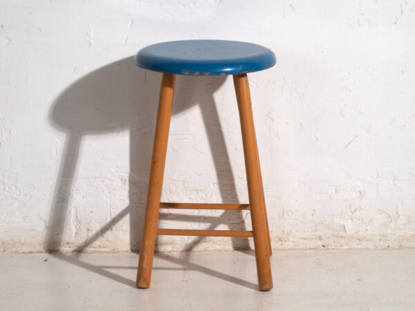 Taburete antiguo de madera con asiento redondo – Europa central, circa 1950