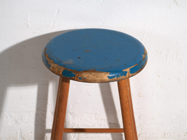 Taburete antiguo de madera con asiento redondo – Europa central, circa 1950