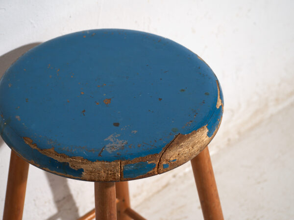 Taburete antiguo de madera con asiento redondo – Europa central, circa 1950