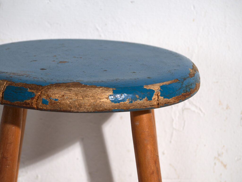 Taburete antiguo de madera con asiento redondo – Europa central, circa 1950