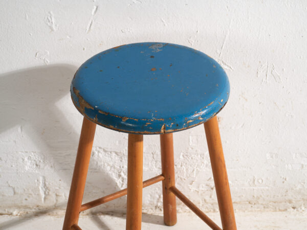 Taburete antiguo de madera con asiento redondo – Europa central, circa 1950