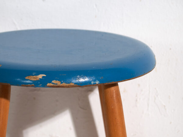 Taburete antiguo de madera con asiento redondo – Europa central, circa 1950