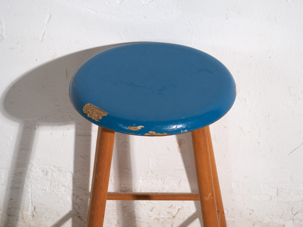 Taburete antiguo de madera con asiento redondo – Europa central, circa 1950