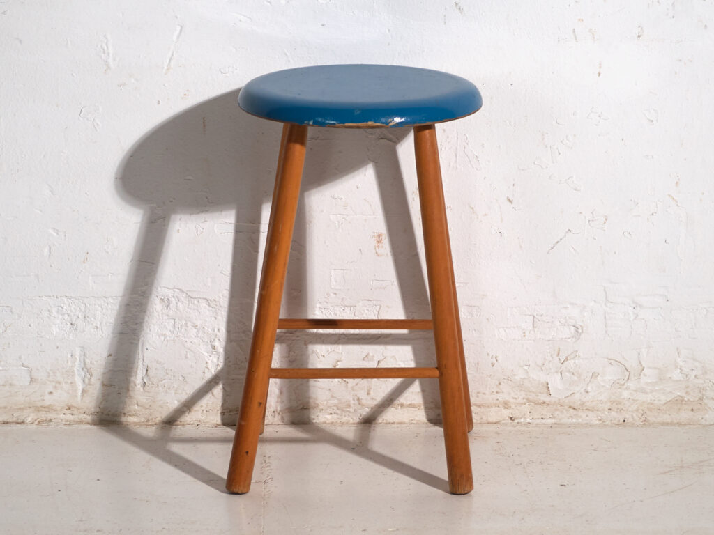 Taburete antiguo de madera con asiento redondo – Europa central, circa 1950