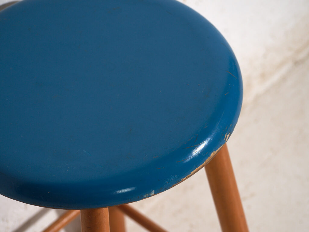 Taburete antiguo de madera con asiento redondo – Europa central, circa 1950