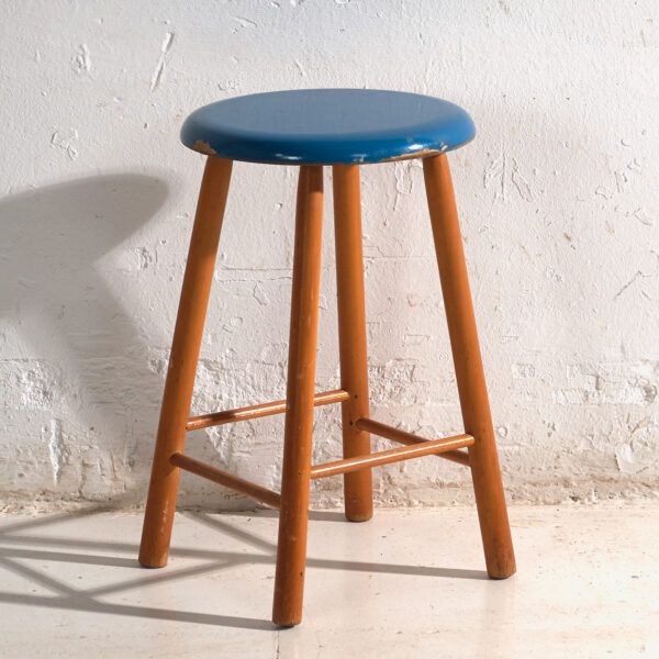 Taburete antiguo de madera con asiento redondo – Europa central, circa 1950
