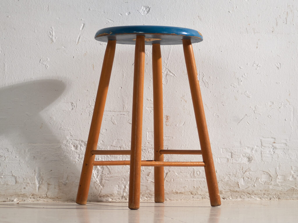 Taburete antiguo de madera con asiento redondo – Europa central, circa 1950