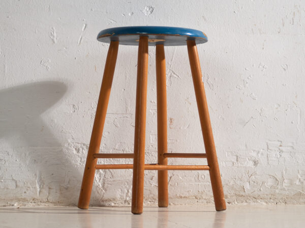 Taburete antiguo de madera con asiento redondo – Europa central, circa 1950