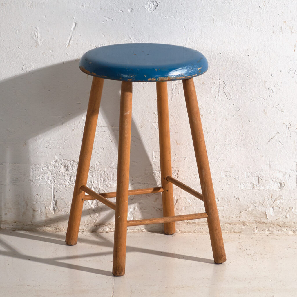 Taburete antiguo de madera con asiento redondo – Europa central, circa 1950