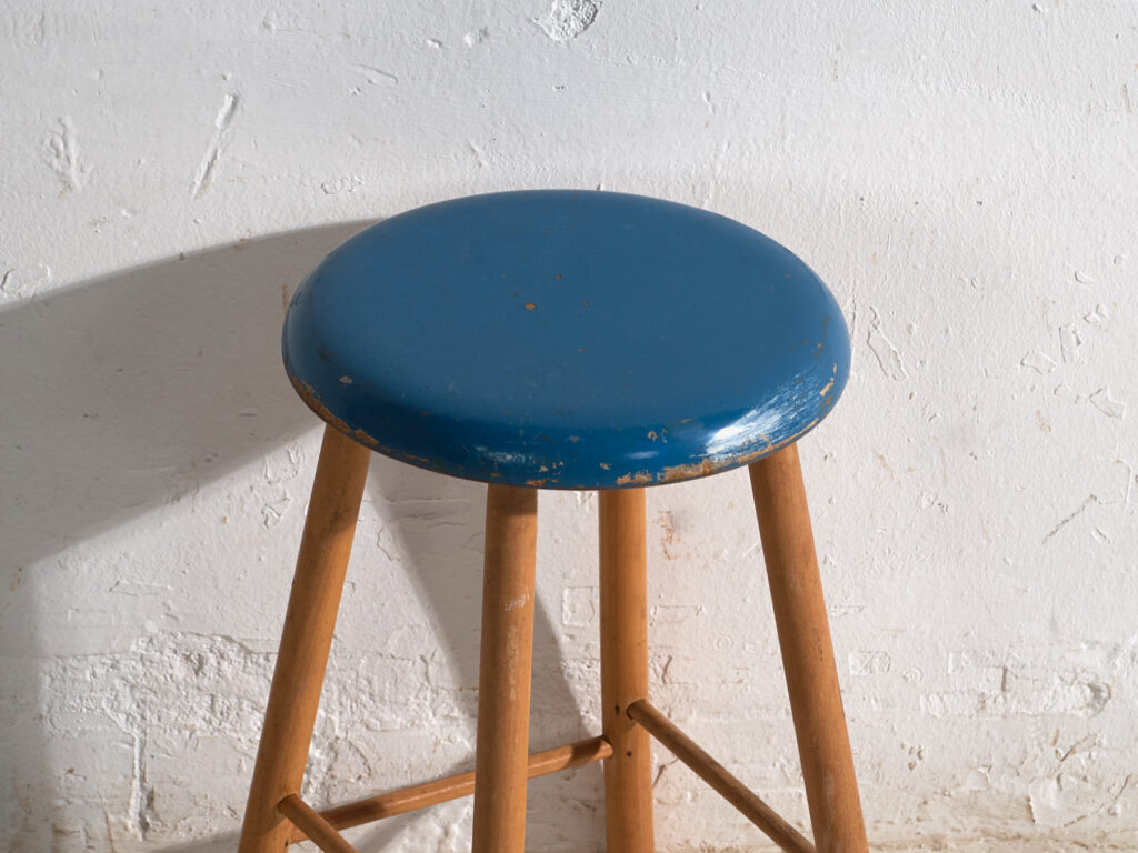 Taburete antiguo de madera con asiento redondo – Europa central, circa 1950