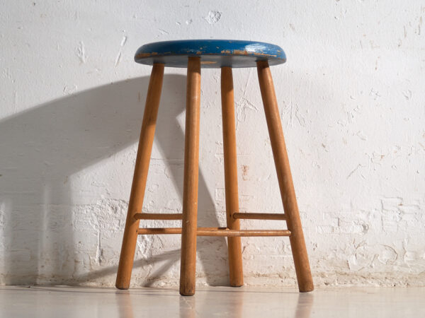 Taburete antiguo de madera con asiento redondo – Europa central, circa 1950