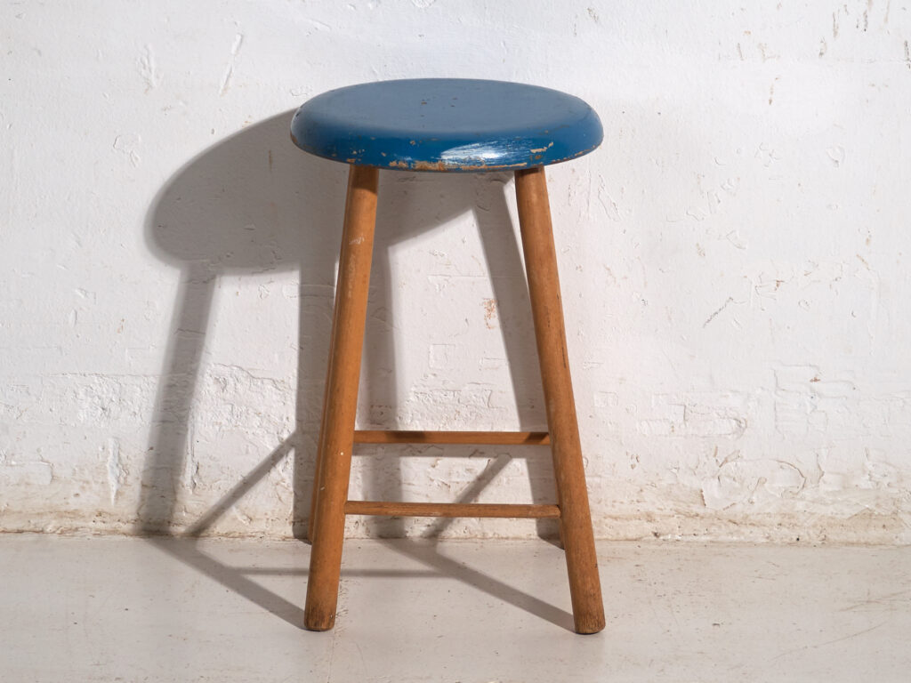 Taburete antiguo de madera con asiento redondo – Europa central, circa 1950